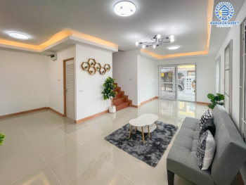 *****ทาวน์เฮ้าส์มือสองย่านกรุงเทพฯ ม.ไอ ดีไซน์ วงแหวน-รามอินทรา #หลังมุม เนื้อที่กว้างขวางมากถึง 30.4 ตร.ว. ฟังก์ชันจัดเต็ม 4 ห้องนอน 2 ห้องน้ำ 1 ที่จอดรถ บ้านสภาพสวย น่าอยู่อาศัย  บนทำเลเยี่ยม เชื่อมต่อถ.วงแหวน-รามอินทรา ถ.คู้บอน ถ.ปัญญา-รามอินทรา ถ.จตุโชติ ใกล้แฟชั่นไอส์แลนด์